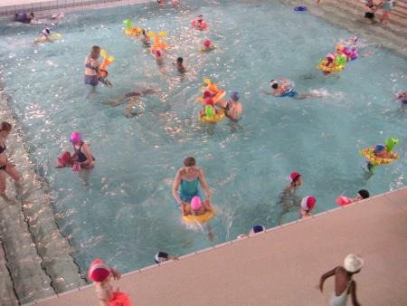 Piscine: vue d'en haut ousque Caroline va se mouiller le genou..