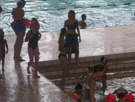 Piscine: vue avec Aur&eacute;lie M, Caroline A et H&eacute;lo�se